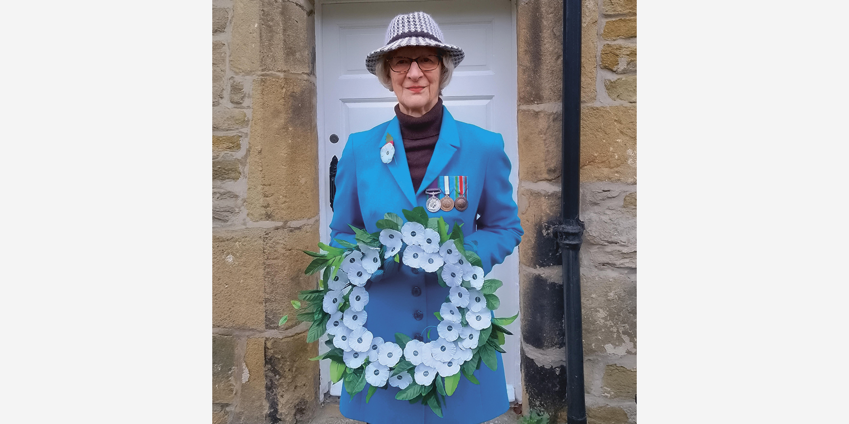 Quaker army doctor lays white poppy wreath