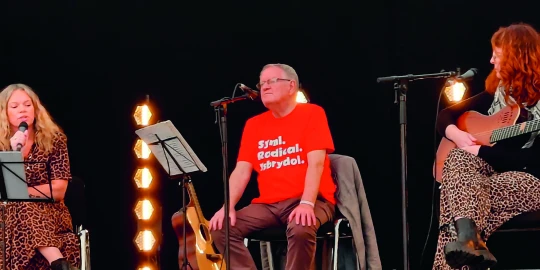 Dafydd Iwan.